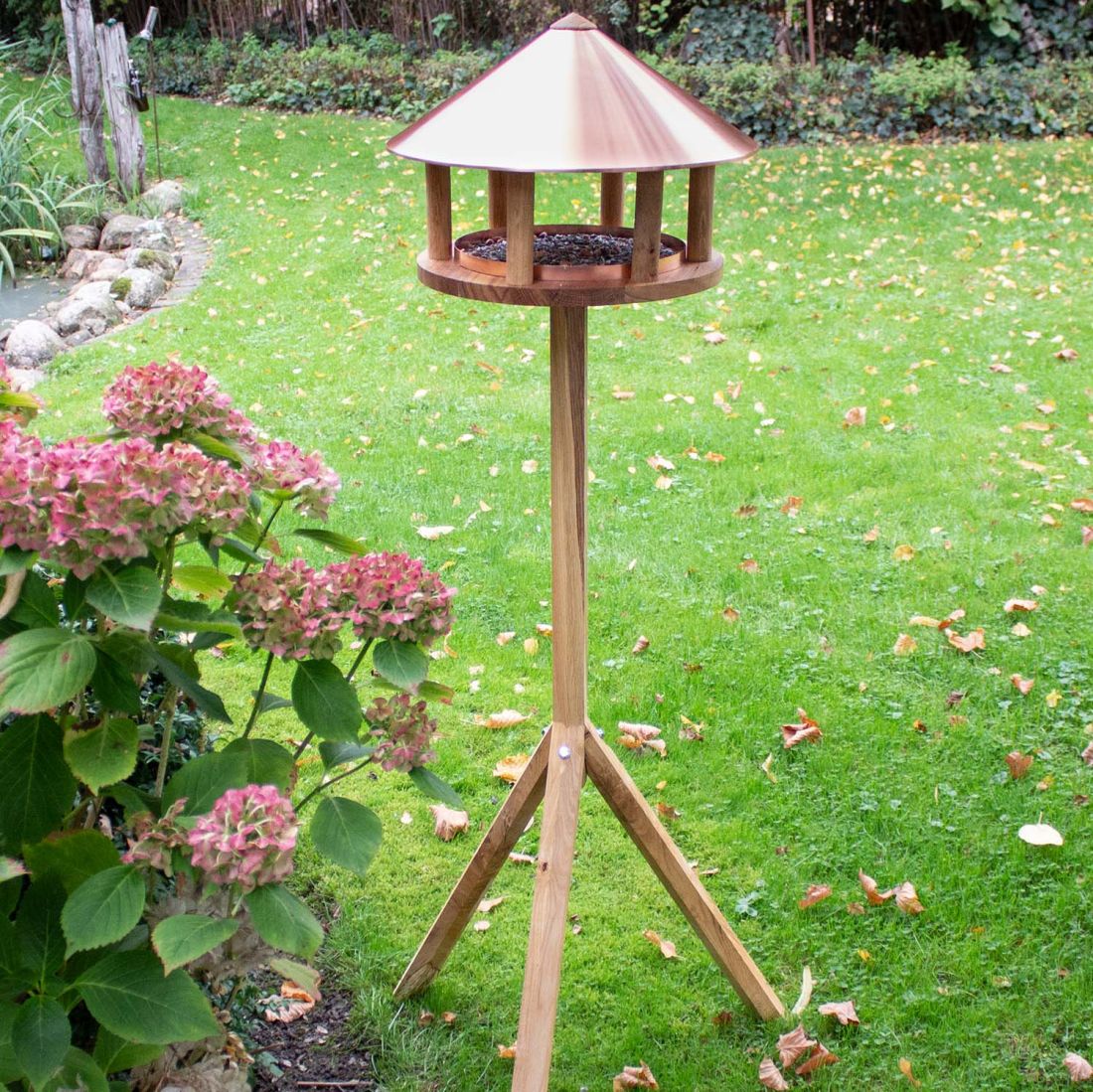 Vogelfutterhaus Eiche mit Kupferdach und Dreibein-Ständer