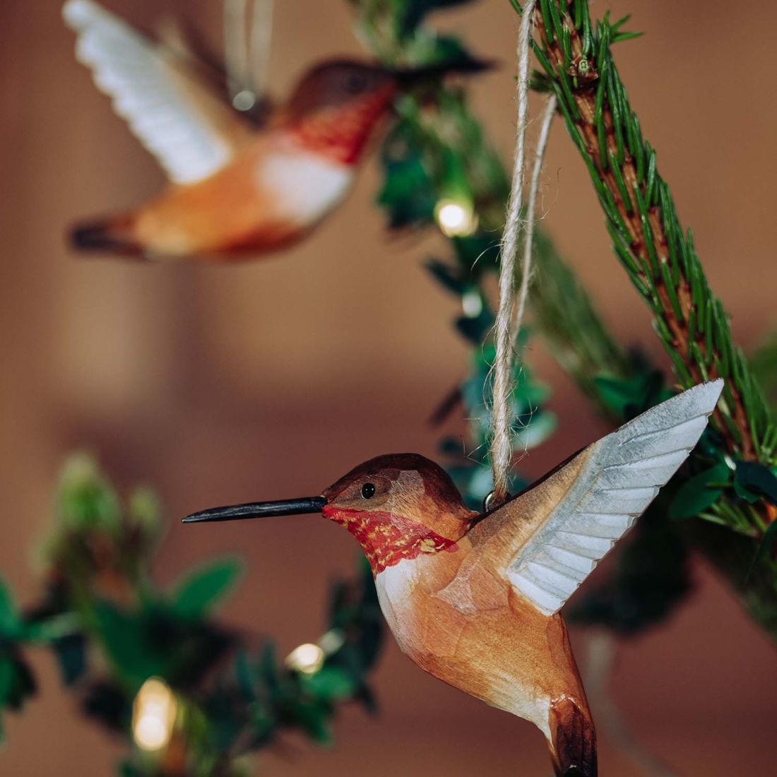 Zimtkolibris aus Holz am Weihnachtsbaum