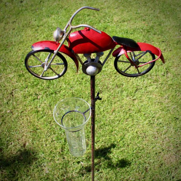 Regenmesser mit Motorrad am Stab