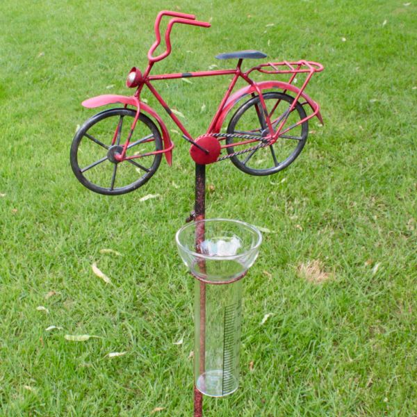 Regenmesser mit Fahrrad rot