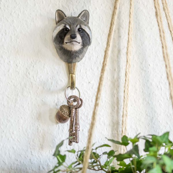 Waschbär handgeschnitzter Kleiderhaken von Wildlife Garden Lifestyle